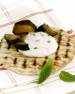 PAN DE PITA CON YOGUR A LA MENTA Y BERENJENAS