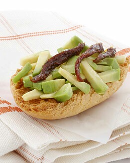 COSTRINI DE AGUACATES Y TOMATES SECOS
