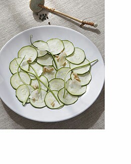 CALABACÍN CON PIÑONES TOSTADOS Y PARMESANO