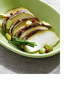 MAGRET DE PATO CON MANZANAS Y PISTACHOS