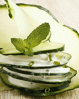 ENSALADA DE PEPINO, YOGUR Y HIERBABUENA