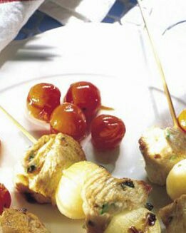 BROCHETAS DE PAVO CON GUARNICIÓN DE TOMATE