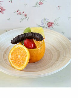 CESTITO DE NARANJA RELLENO DE FRUTAS Y CHOCOLATE