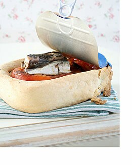 COCA DE SARDINILLAS