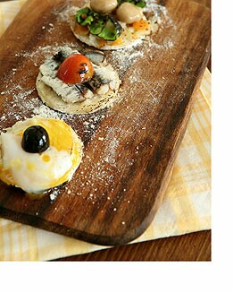 PIZZA DE TOMATE Y SARDINAS