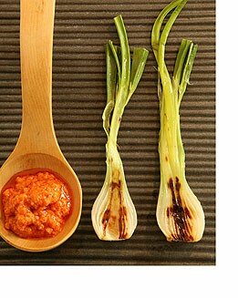 CEBOLLETAS TIERNAS CON SALSA ROMESCO