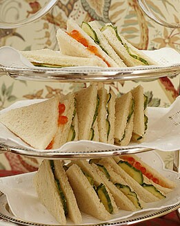 SÁNDWICHES DE PEPINO Y HUEVAS DE SALMÓN