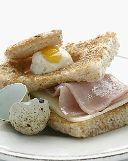 SÁNDWICH DE MOZZARELLA, JAMÓN IBÉRICO Y HUEVO DE C