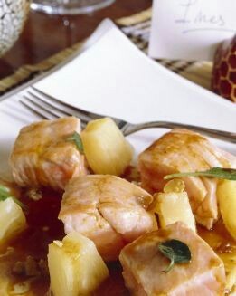 SALMÓN CON PIÑA Y SALSA DE SOJA