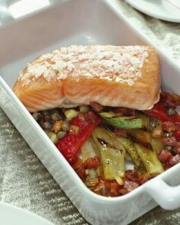 SALMóN A LA SAL CON CHORIZO Y PIQUILLOS