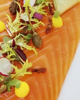 SALMóN CON ENSALADA