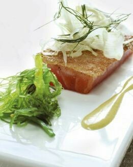 SALMóN ASADO DE HIERBAS