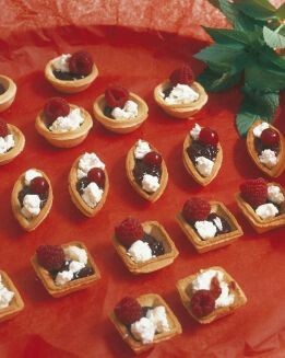 CANAPéS CON FRUTAS DEL BOSQUE Y QUESO
