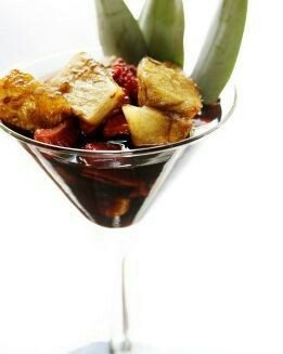 PIÑAS Y FRESAS MACERADAS