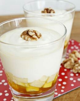 YOGUR CON MANZANA Y MIEL