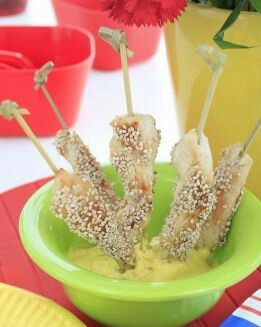 POLLO SATAY CON SÉSAMO