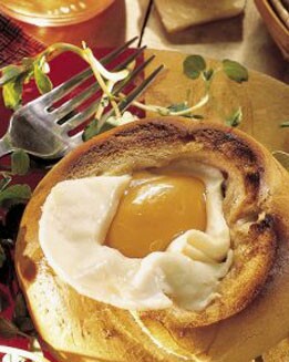 HUEVOS EN NIDO DE PAN