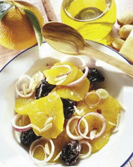 ENSALADA DE CEBOLLA, NARANJAS Y CIRUELAS PASAS