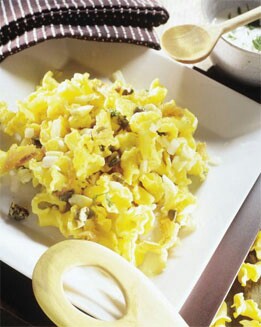 ENSALADA DE PASTA Y SALMÓN CON SALSA DE YOGUR