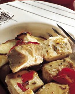 BONITO ASADO CON TOMATES Y BERENJENAS