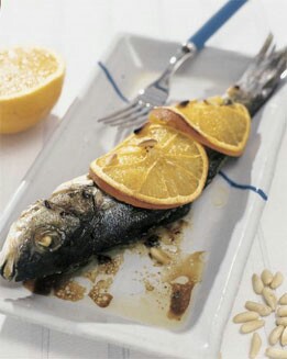 LUBINAS CON NARANJAS Y PIÑONES