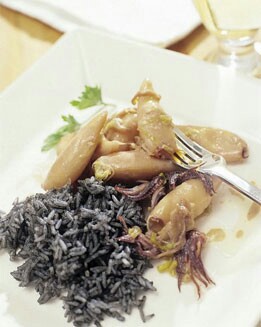 CALAMARES CON GUARNICIÓN DE ARROZ NEGRO