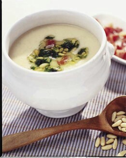 CREMA DE LEGUMBRES CON GUARNICIÓN DE PIÑONES