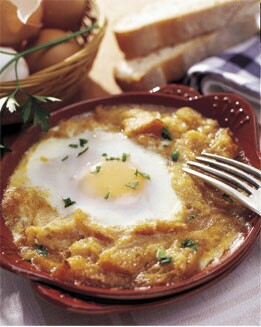 HUEVOS ESCALFADOS EN SOPA DE AJO