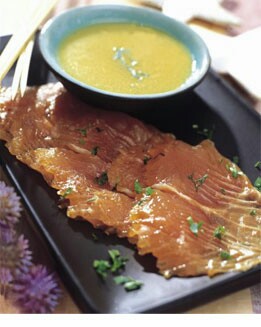 SALMÓN MARINADO CON ADEREZO DE MOSTAZA Y ENELDO