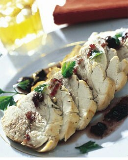 LÁMINAS DE PAVO CON SALSA DE GROSELLAS