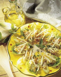 HOJAS RELLENAS DE SALMÓN Y MAÍZ EN ENSALADA