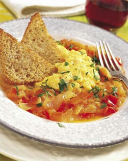 REVUELTO INGLÉS SOBRE PURÉ DE TOMATE