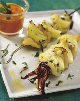 BROCHETA DE CALAMARES CON SALSA DE PIQUILLO
