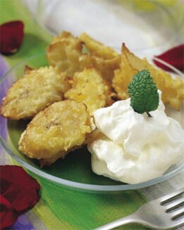 TEMPURA DE FRUTAS CON NATA MONTADA