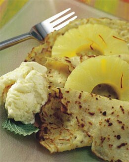 CREPES CON HELADO Y PIÑA EN ALMÍBAR DE AZAFRÁN