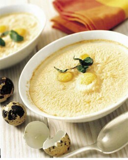 SOPA DE ARROZ CON HUEVOS DE CODORNIZ Y MENTA
