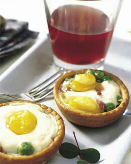 HUEVOS CON MENESTRA DE GUISANTES EN HOJALDRE