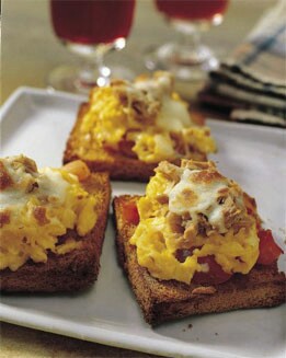 TOSTA DE HUEVO CON MOZZARELLA Y ATÚN