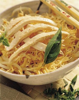CONSOMÉ DE AVE CON FIDEOS CHINOS