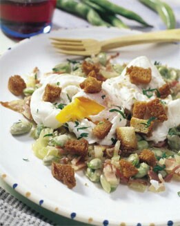 HUEVOS POCHÉ CON HABAS FRESCAS