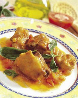 CONEJO CON SALSA DE TOMATE Y ALBAHACA