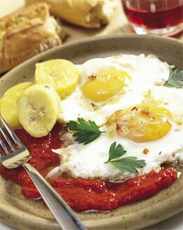 HUEVOS POCHADOS CON GUARNICIÓN DE PLÁTANO FRITO