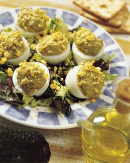 CESTILLOS DE HUEVOS CON GUACAMOLE