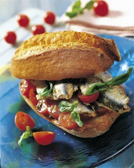 TOSTAS DE BOQUERONES CON TOMATE