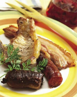 PARRILLADA DE CARNE CON SALSA PICANTE DE TOMATE