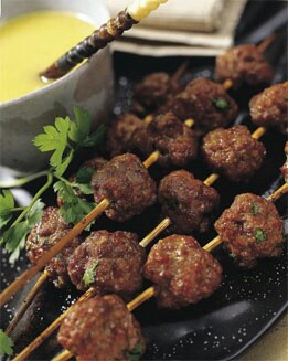 PINCHITOS DE CARNE CON MAHONESA DE PEPINO