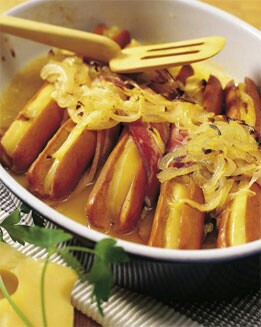 SALCHICHAS CON QUESO Y BACÓN