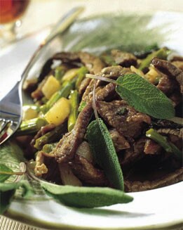 TERNERA SALTEADA CON HOJAS DE SALVIA Y ESPÁRRAGO