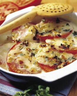 TOMATES CALENTITOS CON QUESO Y ALBAHACA