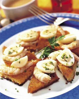 BARQUITAS DE HUEVOS RELLENOS CON GAMBAS